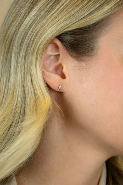 Discount Zinzi 6mm Gold 14 krt gouden oorstekers met X-vorm, bezet met witte zirkonia's ZGO549
