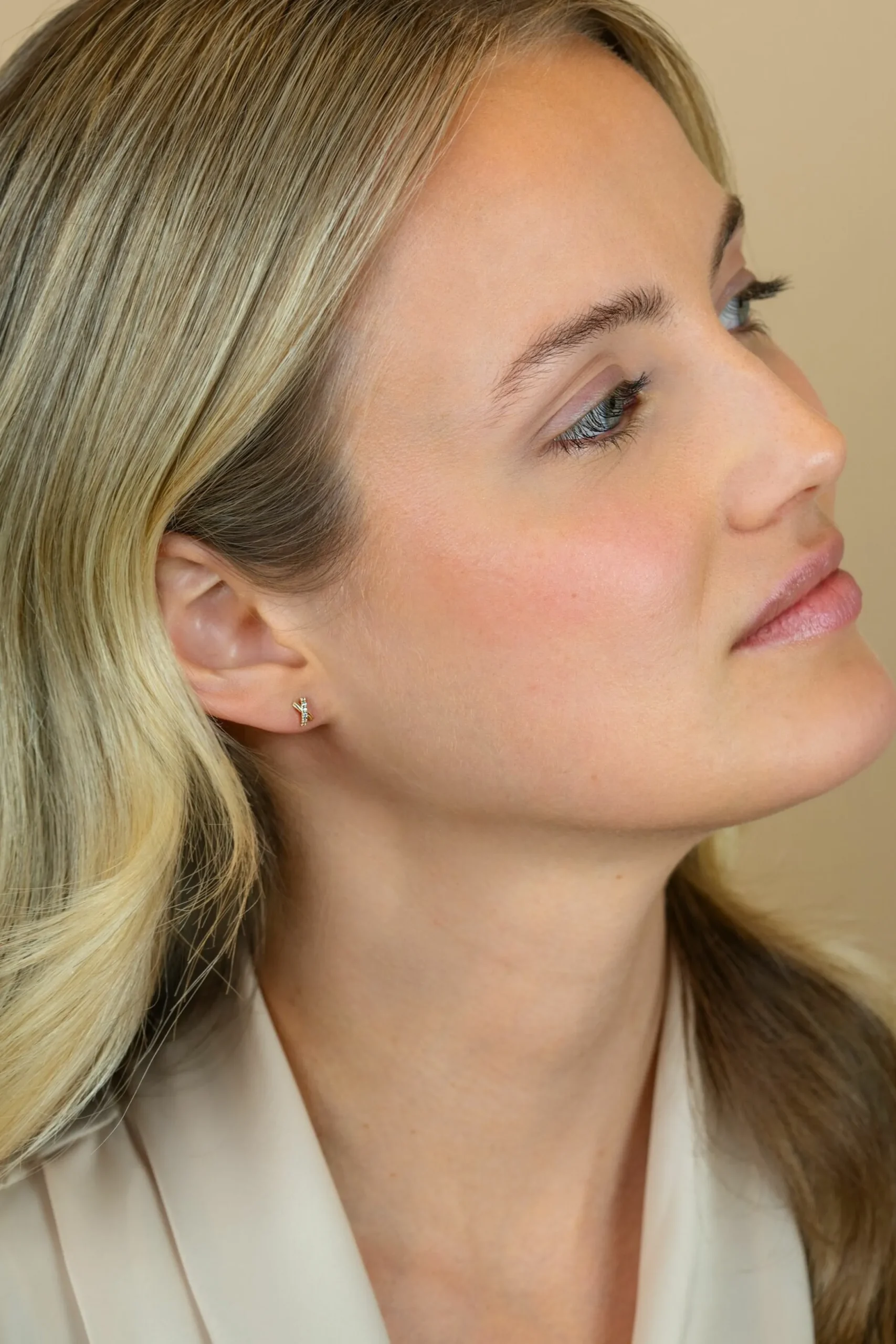Discount Zinzi 6mm Gold 14 krt gouden oorstekers met X-vorm, bezet met witte zirkonia's ZGO549