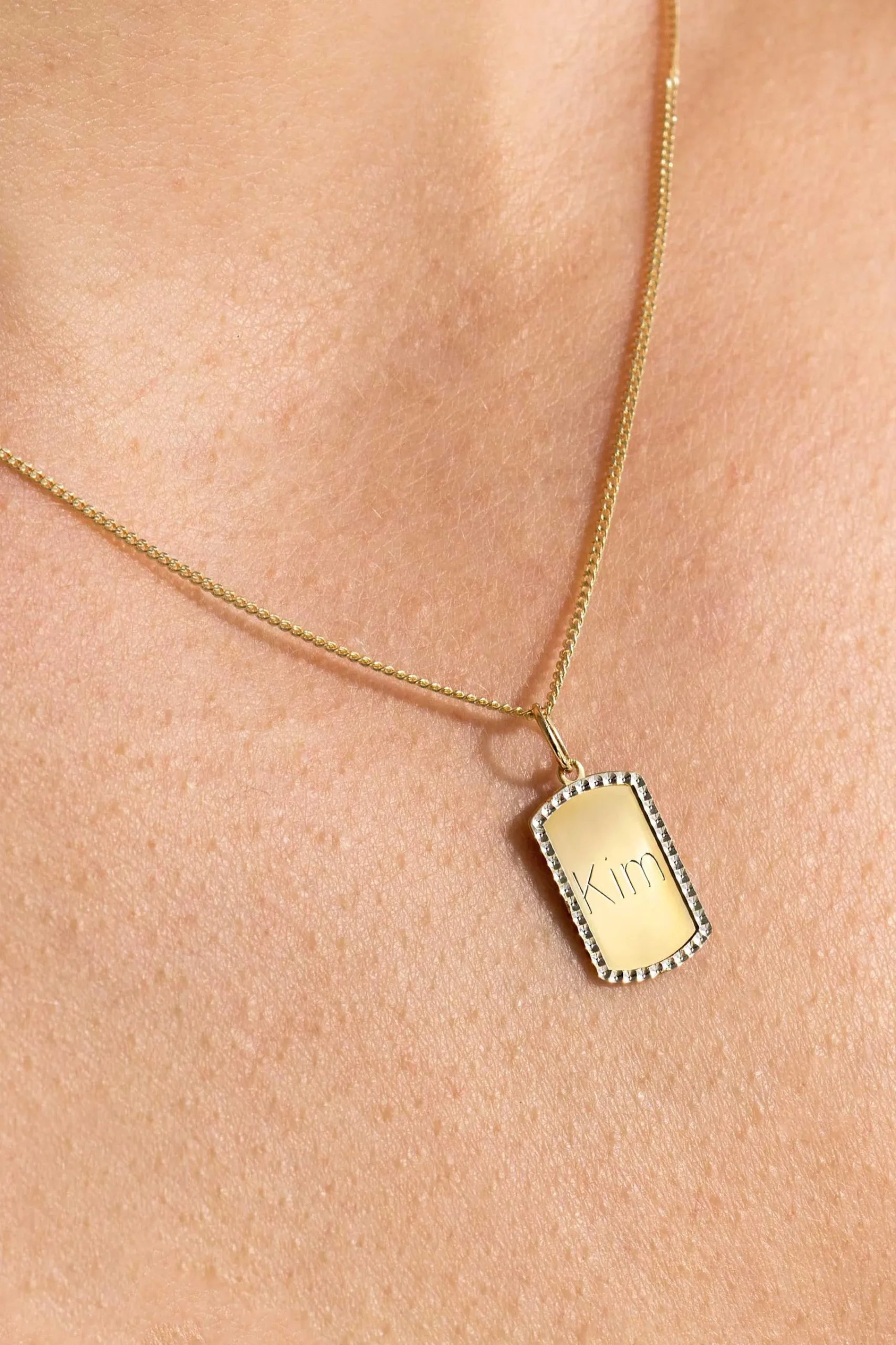 Clearance Zinzi 14mm Gold 14 krt gouden graveerplaat in rechthoeksvorm van 14 x 9mm en met chique witgouden parelrand ZGH365-14 (zonder collier)