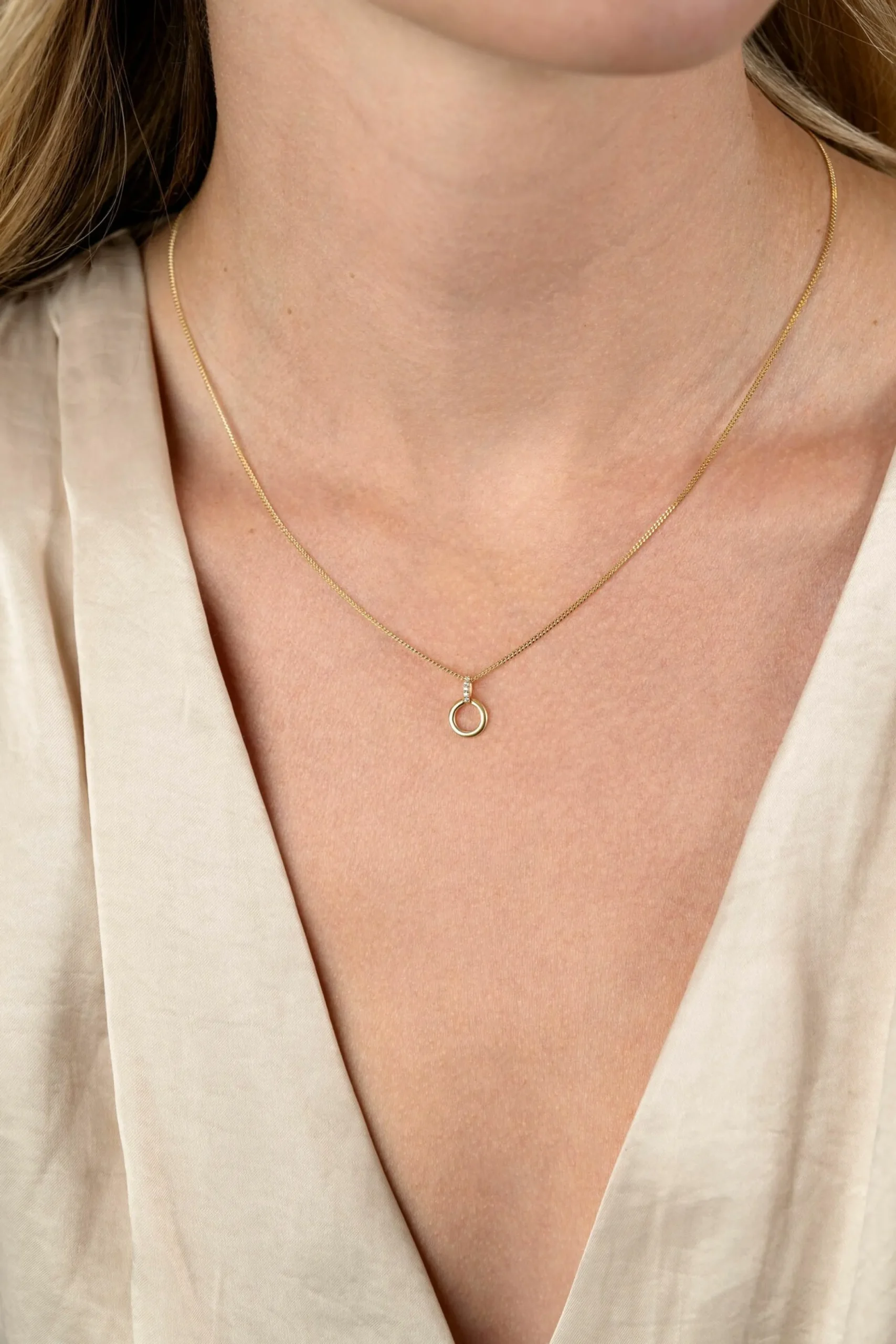 New Zinzi 12mm Gold 14 krt gouden ronde hanger met luxe opvallend hangoog, bezet met witte zirkonia's ZGH512 (zonder collier)