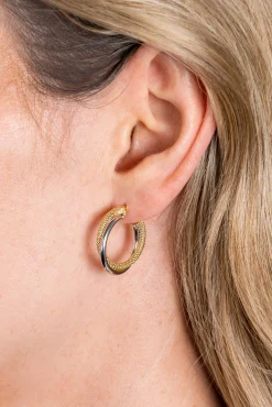 Clearance Zinzi 19mm Gold 14 krt gouden bicolor oorringen waarbij sierlijk twee buizen over elkaar lopen. Voor een mooie multi-look uitstraling. ZGO336