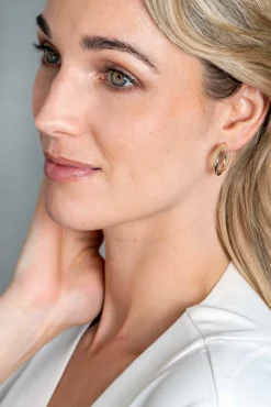 Clearance Zinzi 19mm Gold 14 krt gouden bicolor oorringen waarbij sierlijk twee buizen over elkaar lopen. Voor een mooie multi-look uitstraling. ZGO336