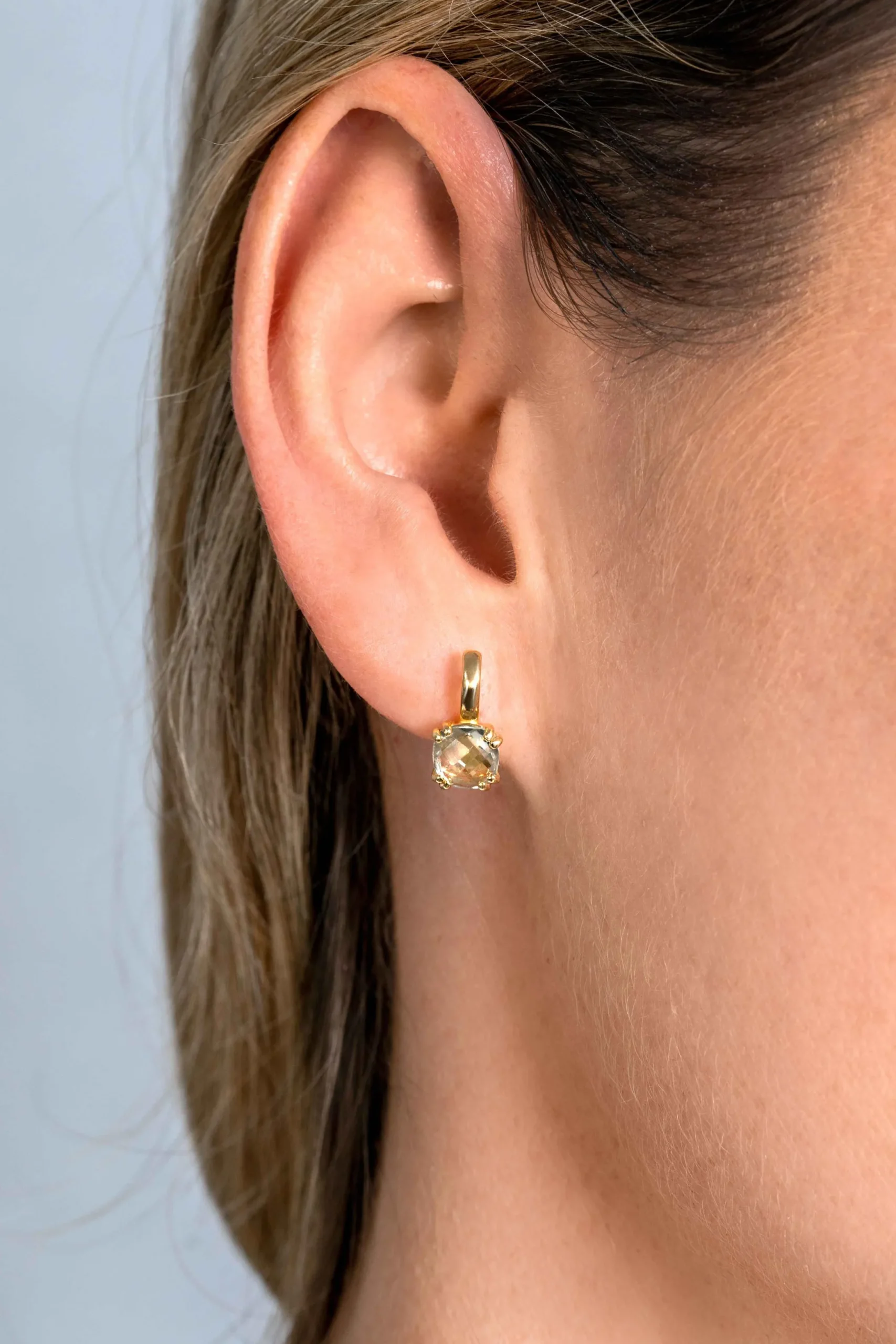 Clearance Zinzi 12mm Gold 14 krt gouden oorsieraden 12mm met vierkante kleursteen in 6,5mm bezet met lichtgroen amethist ZGO376