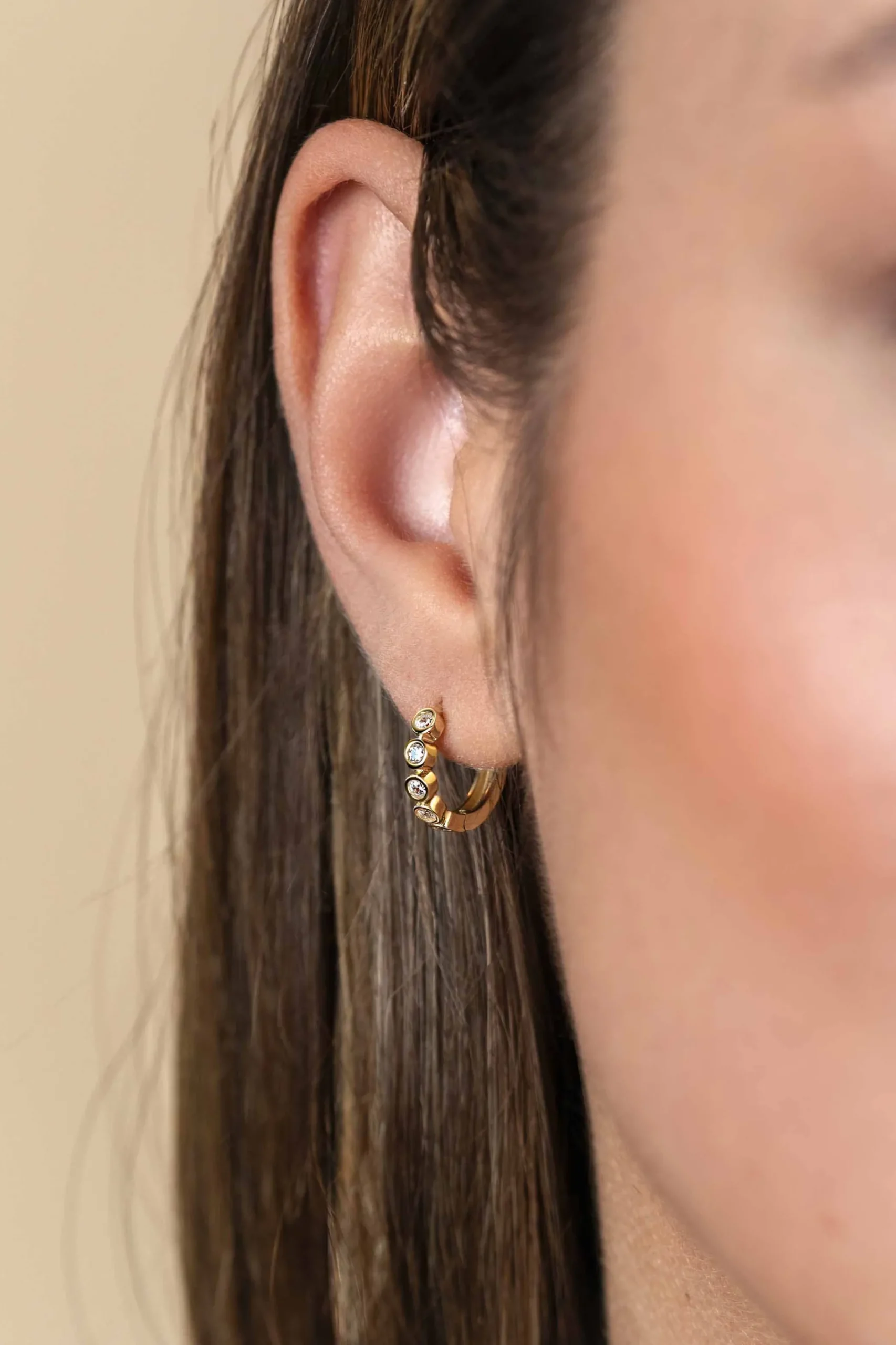 Clearance Zinzi 13mm Gold 14 krt gouden oorringen met ronde zettingen bezet met witte zirconia's, luxe klapsluiting 13mm x 2,7mm buis ZGO507