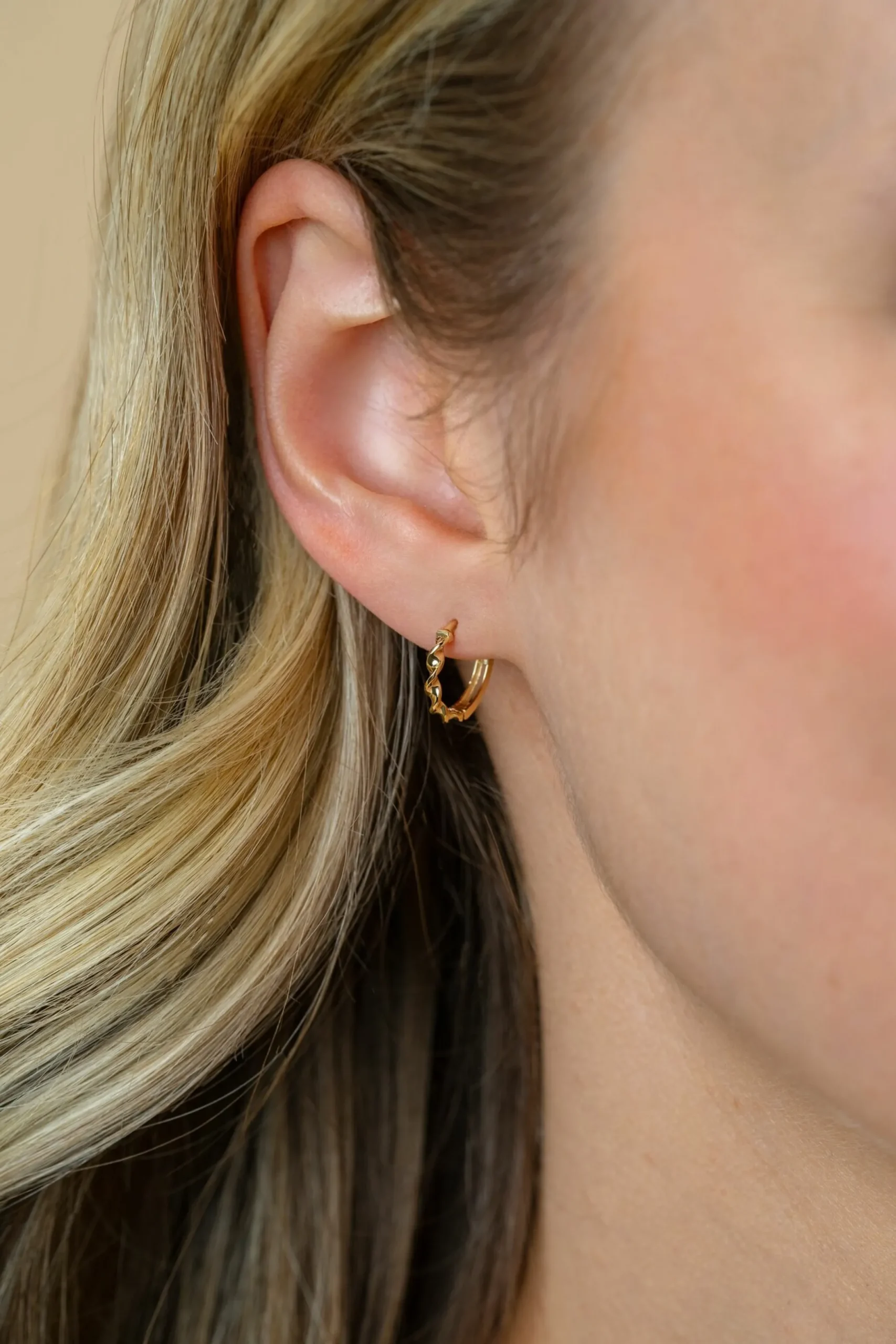 Outlet Zinzi 13mm Gold 14 krt gouden oorringen met gedraaide buis en luxe scharniersluiting 13 x 2mm ZGO525