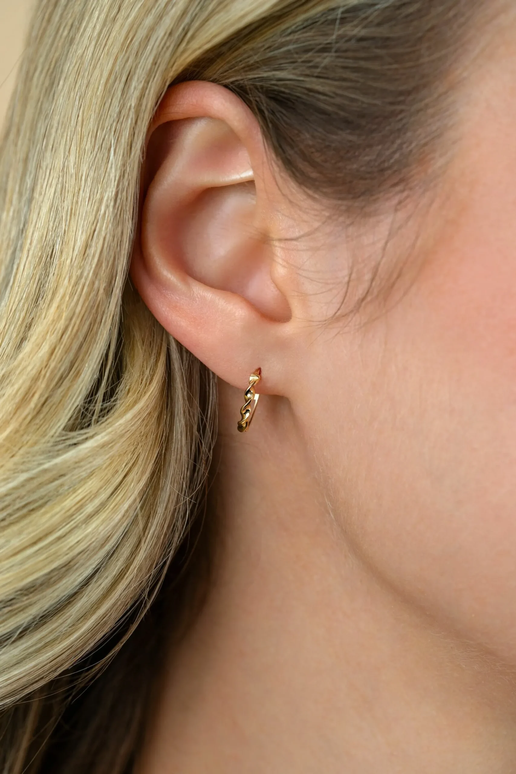 Outlet Zinzi 13mm Gold 14 krt gouden oorringen met gedraaide buis en luxe scharniersluiting 13 x 2mm ZGO525
