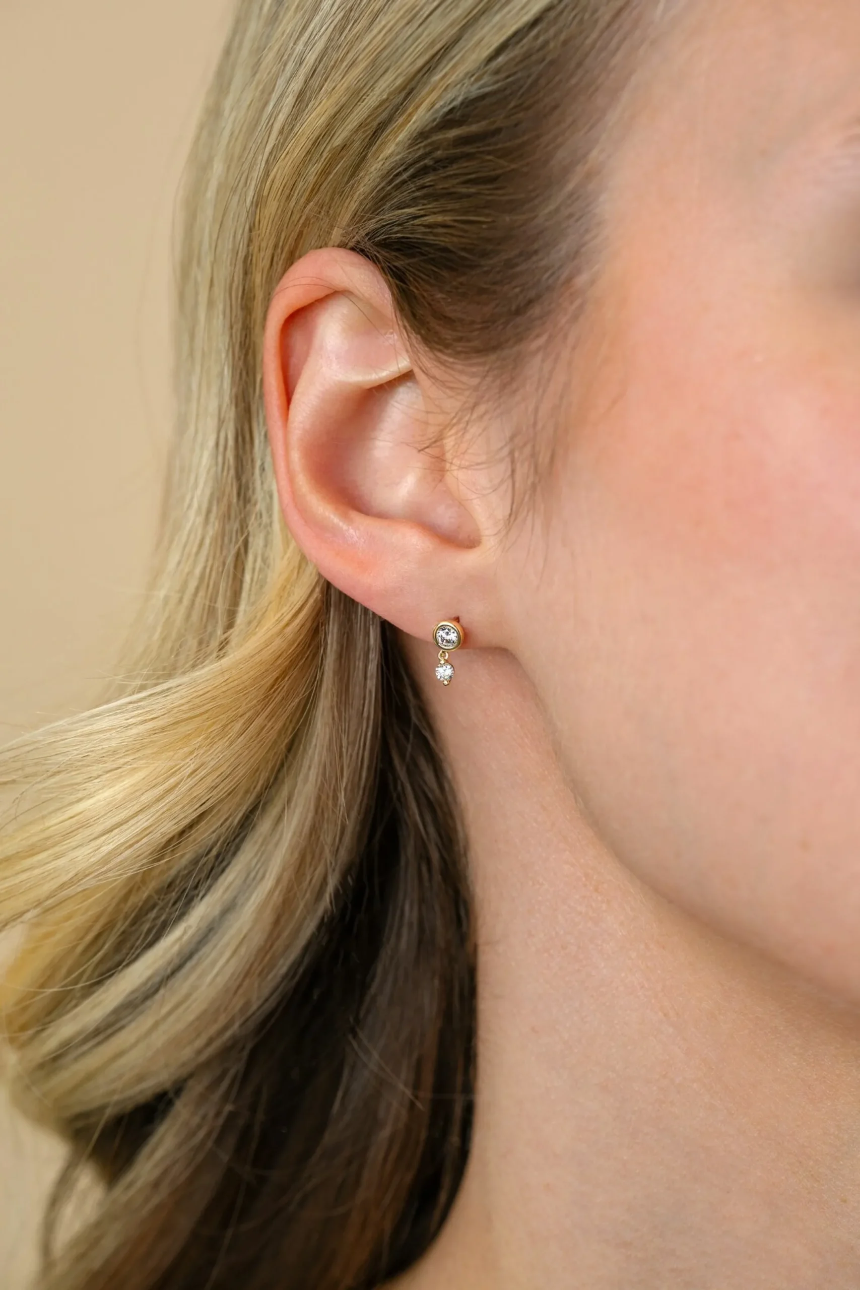 Discount Zinzi 9mm Gold 14 krt gouden ronde oorstekers met bungelend een kleinere witte zirconia ZGO371
