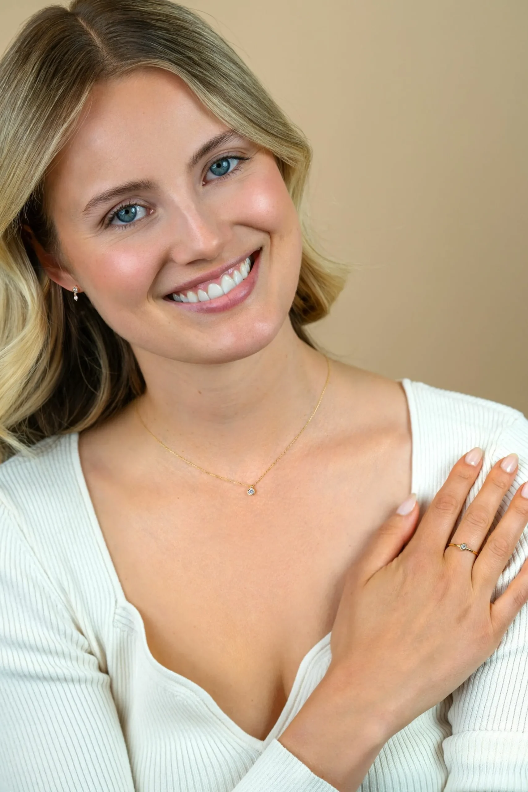 Discount Zinzi 9mm Gold 14 krt gouden ronde oorstekers met bungelend een kleinere witte zirconia ZGO371