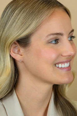 Zinzi 5,5mm Gold 14 krt gouden oorknoppen open rondje bezet met witte zirkonia's ZGO550
