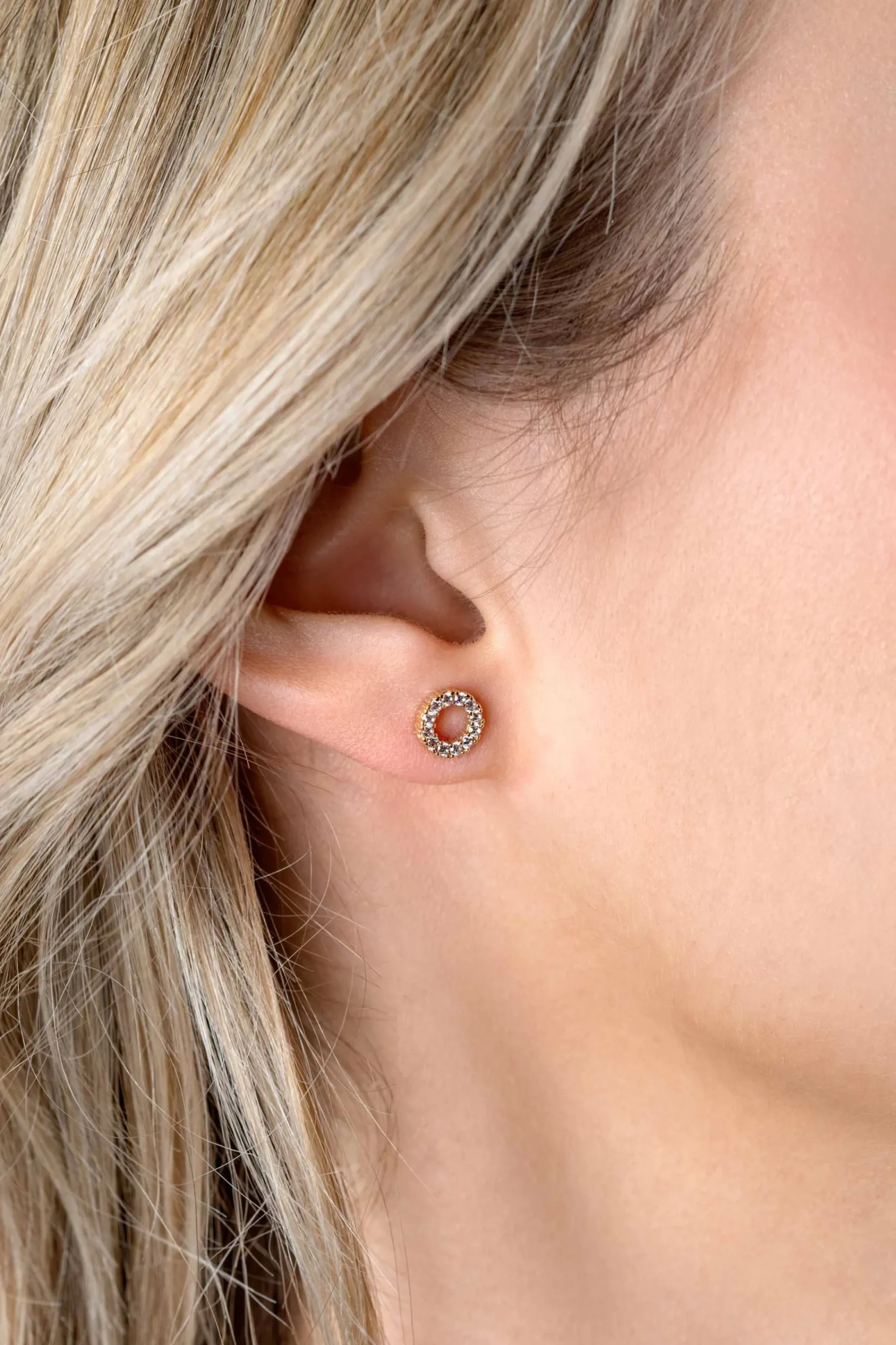 New Zinzi 7mm Gold 14 krt gouden oorknoppen open rondje bezet met witte zirconia's ZGO456