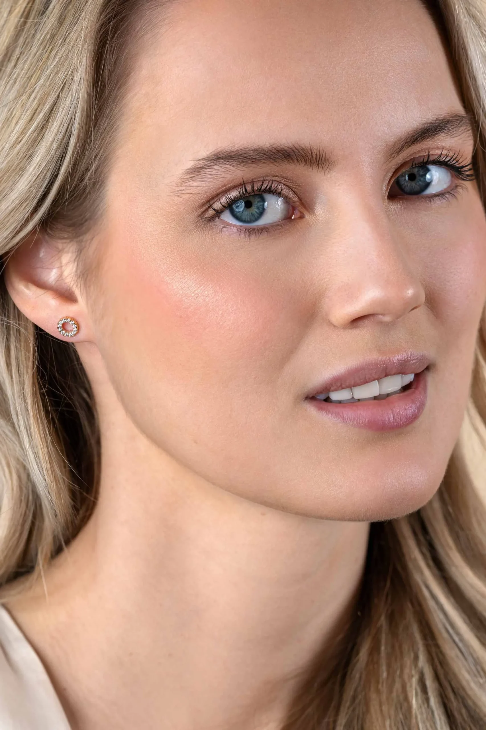 New Zinzi 7mm Gold 14 krt gouden oorknoppen open rondje bezet met witte zirconia's ZGO456