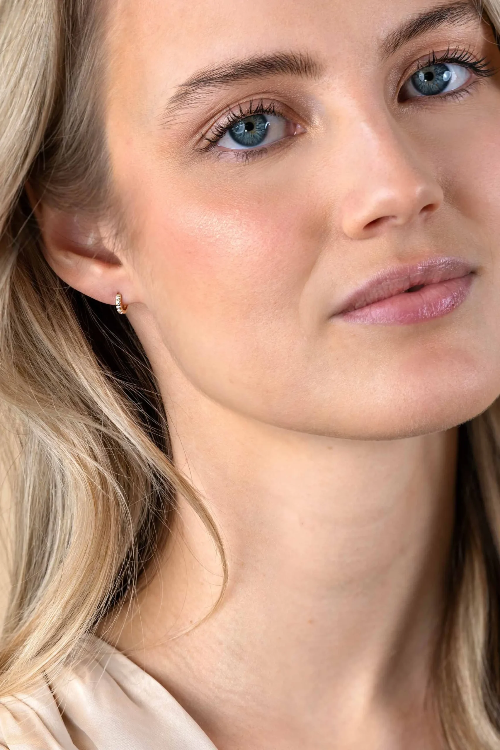 New Zinzi 8mm Gold 14 krt gouden oorringen bezet met witte zirconia's, luxe klapsluiting 8x1,6mm ZGO467