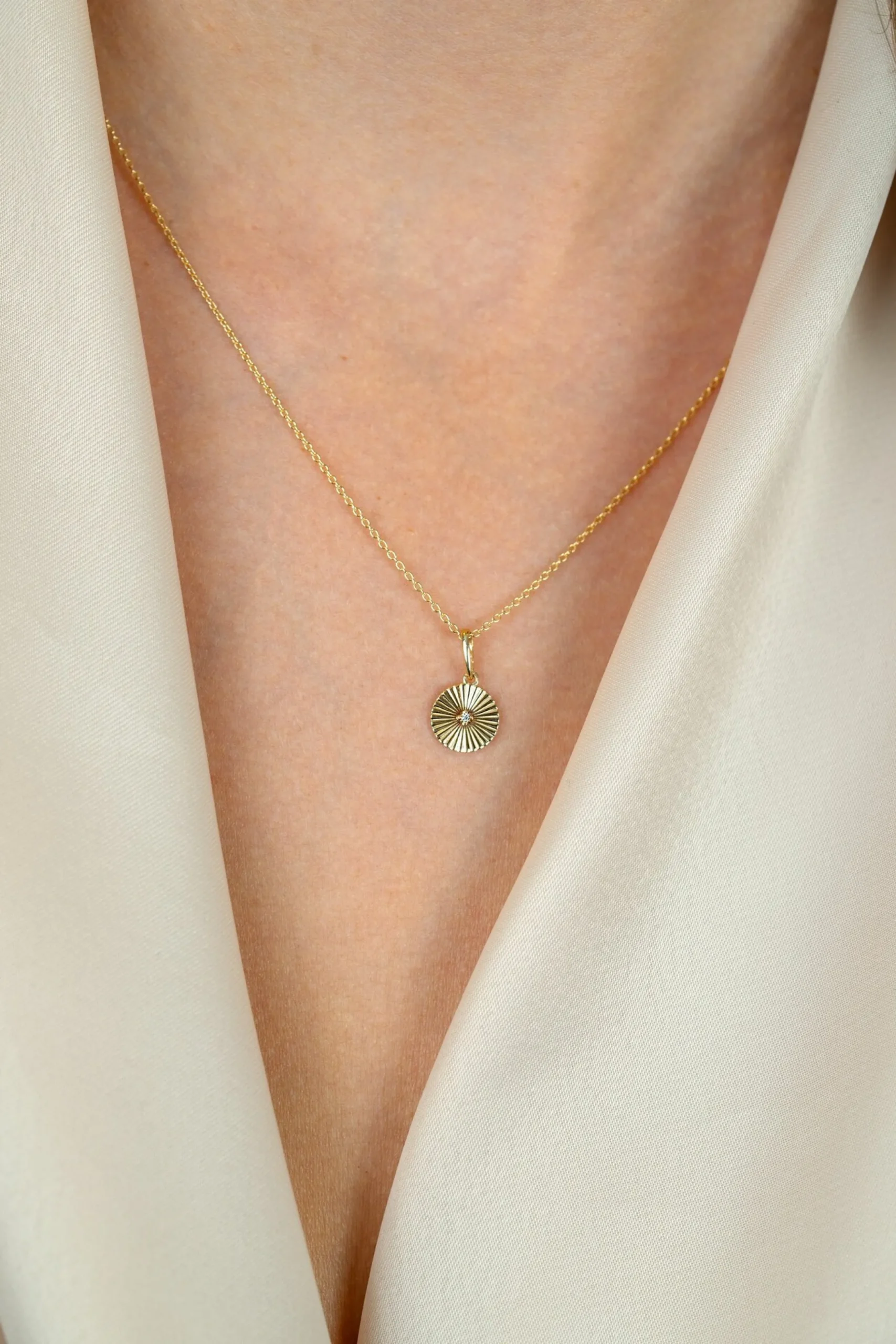Discount Zinzi 14mm Gold 14 krt gouden hanger rond met zonnestralen en witte zirkonia ZGH542 (zonder collier)