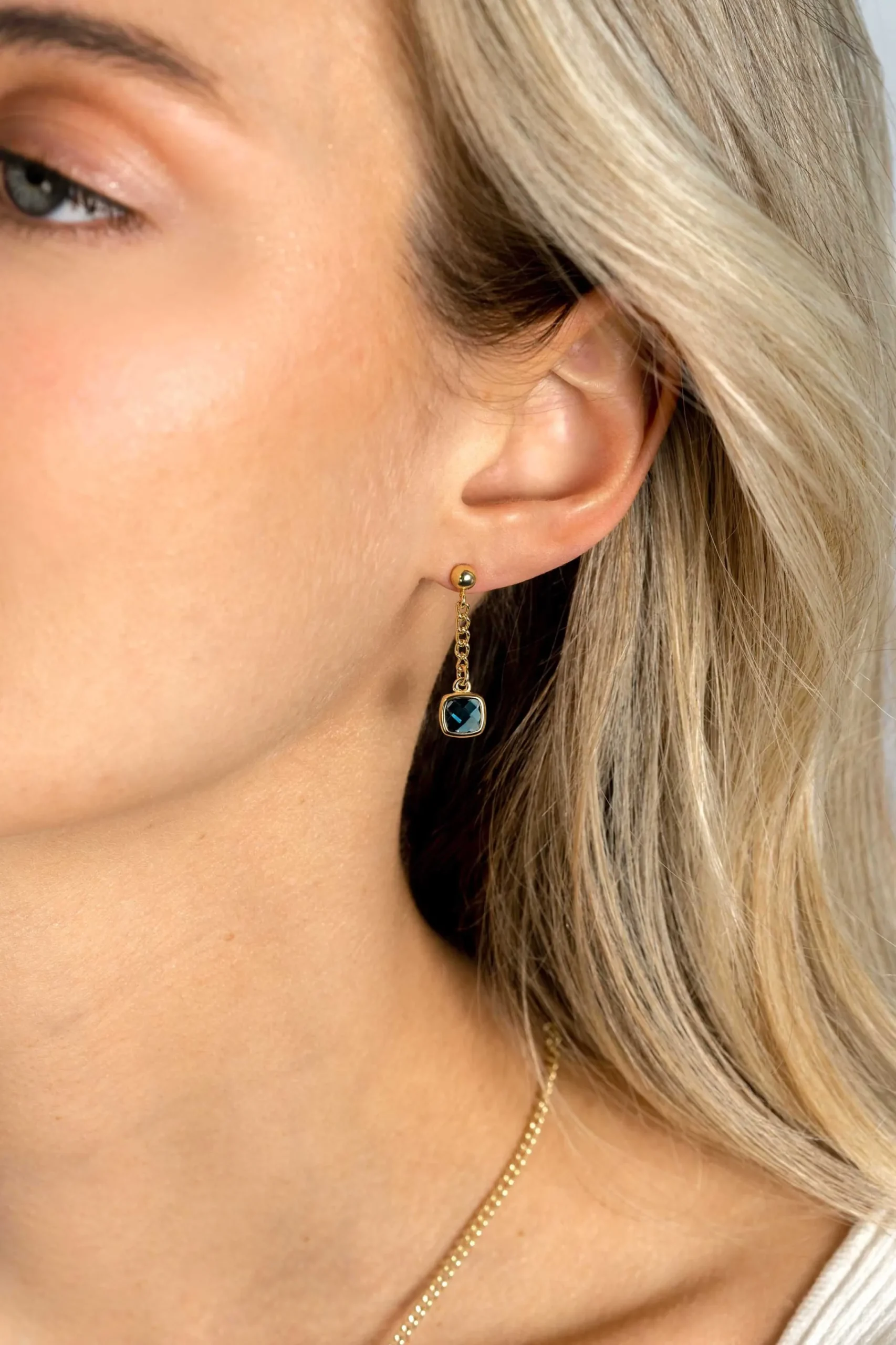 Hot Zinzi 25mm gold plated zilveren oorstekers met gourmet kettinkje en vierkante zetting bezet met indigo blauwe kleursteen ZIO2417G