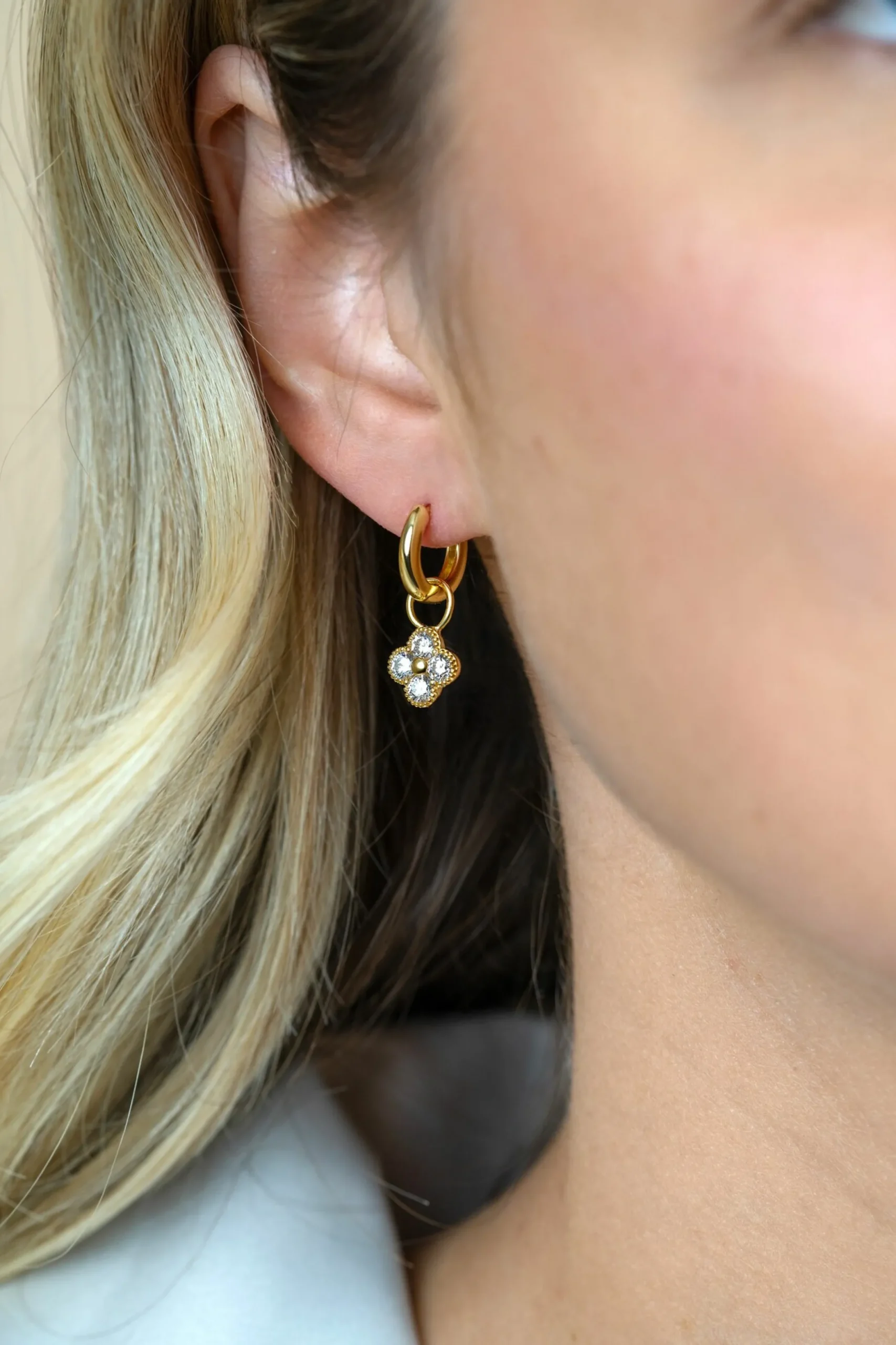 Clearance Zinzi 8mm gold plated zilveren oorbedels klavertje ZICH2735Y (zonder oorringen)