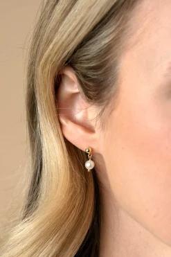 Online Zinzi 15mm gold plated zilveren oorstekers met bungelend witte zoetwaterparel 6mm in organische vorm ZIO2643