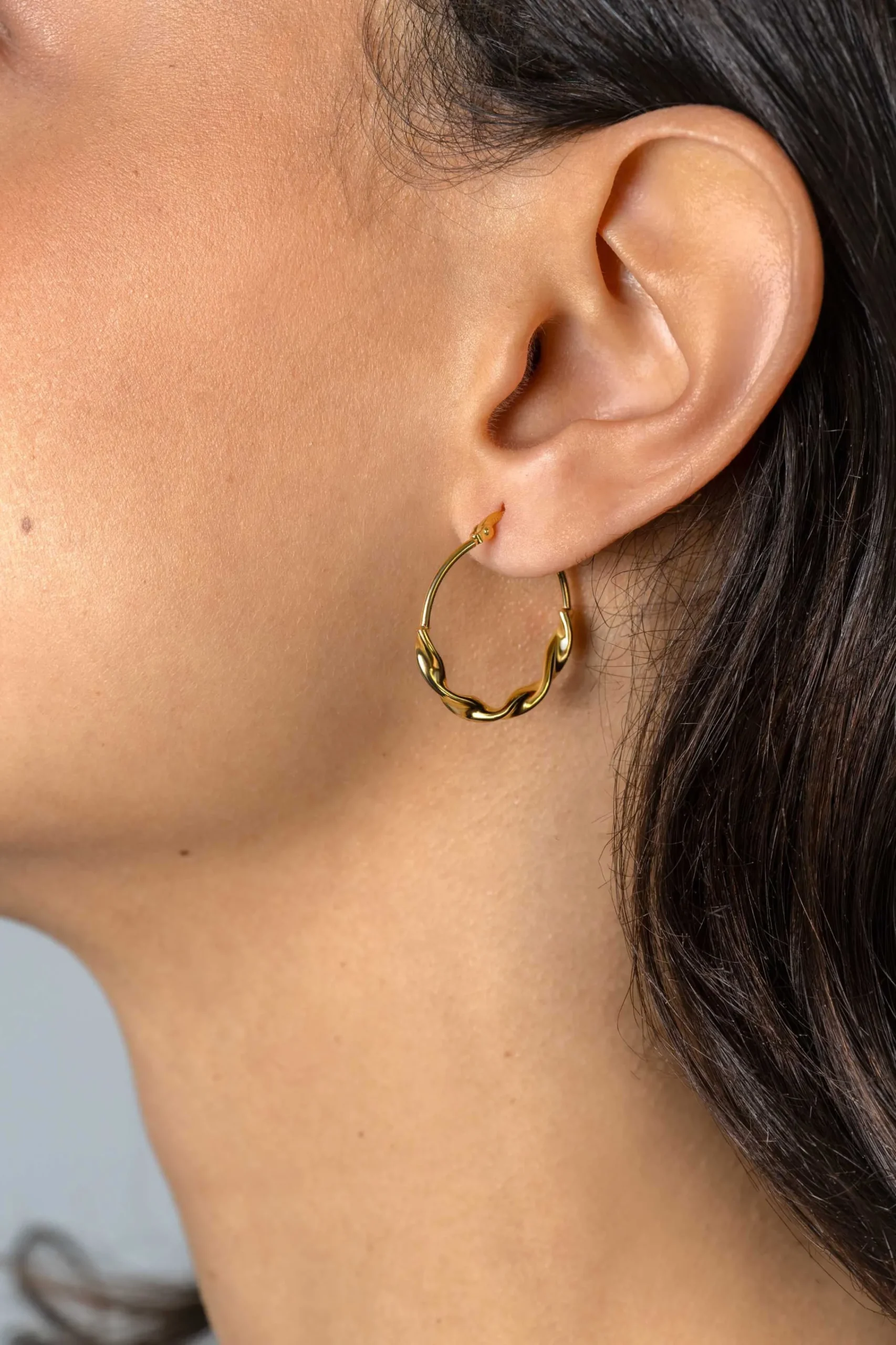 Hot Zinzi 27mm gold plated zilveren oorringen met een trendy combinatie van een gladde en gedraaide buis 27x3mm ZIO2482G