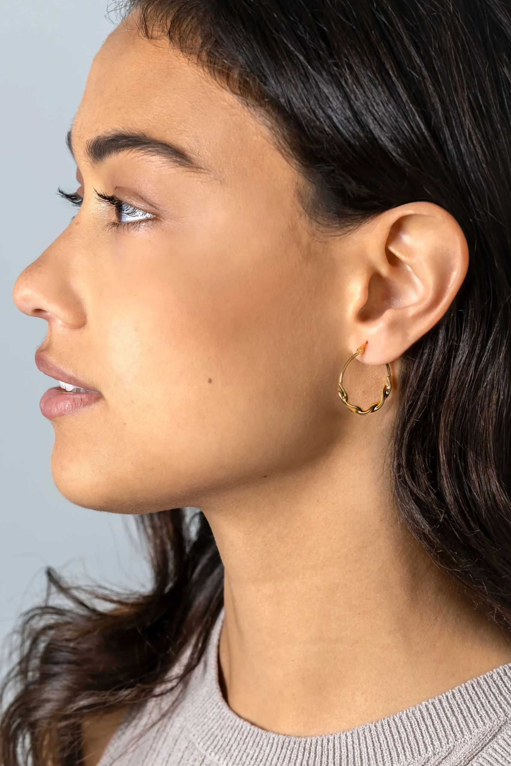 Hot Zinzi 27mm gold plated zilveren oorringen met een trendy combinatie van een gladde en gedraaide buis 27x3mm ZIO2482G