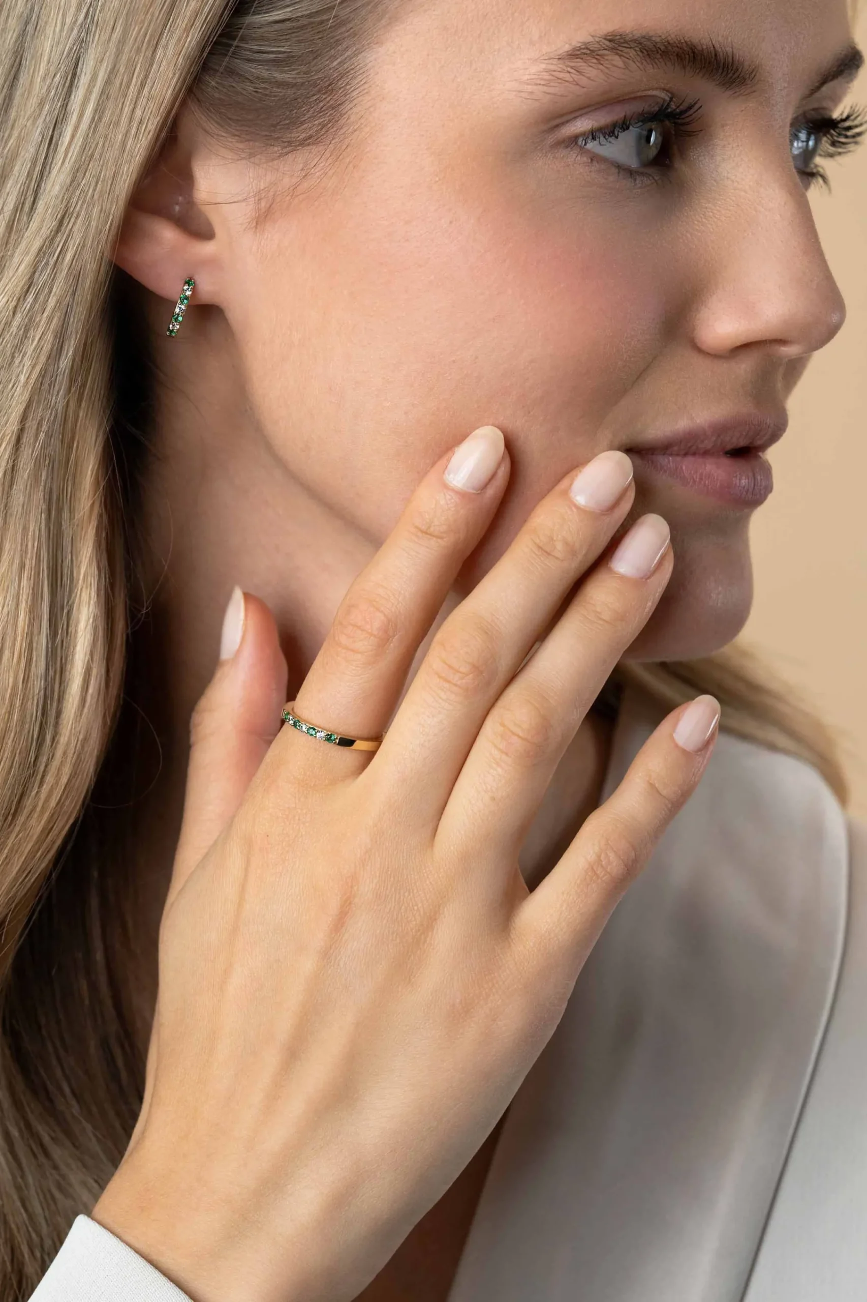 Sale Zinzi 12mm gold plated zilveren oorringen bezet met ronde witte zirconia's en diepgroene kleurstenen 2mm buisdikte met luxe klapsluiting ZIO2557