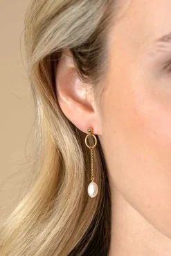 New Zinzi 37mm gold plated zilveren oorstekers met open rondje en kettinkje met bungelend witte zoetwaterparel in organische vorm ZIO2615