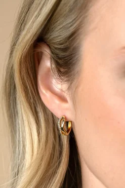 Outlet Zinzi 15mm gold plated zilveren oorringen organisch gevormd met twee golvende banen, waarvan één bezet met witte zirconia's, met luxe klapsluiting ZIO2629Y
