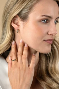 Outlet Zinzi 15mm gold plated zilveren oorringen organisch gevormd met twee golvende banen, waarvan één bezet met witte zirconia's, met luxe klapsluiting ZIO2629Y