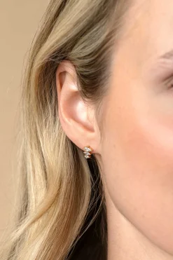 Best Zinzi 8mm gold plated zilveren oorstekers met drie peervormige zettingen in aflopende grootte, bezet met witte zirconia's ZIO2631