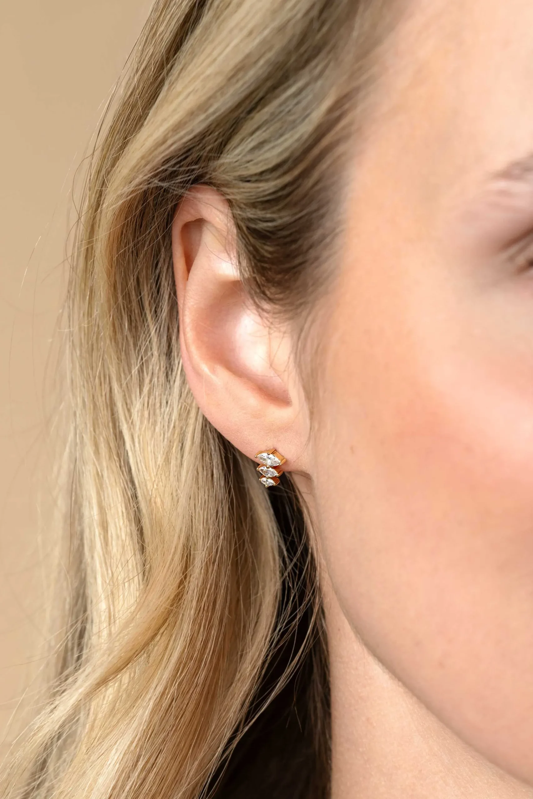 Best Zinzi 8mm gold plated zilveren oorstekers met drie peervormige zettingen in aflopende grootte, bezet met witte zirconia's ZIO2631