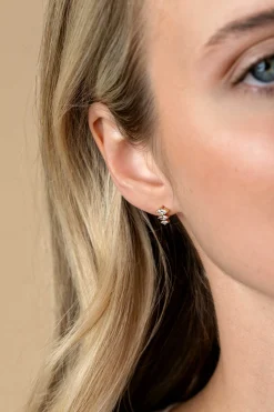 Best Zinzi 8mm gold plated zilveren oorstekers met drie peervormige zettingen in aflopende grootte, bezet met witte zirconia's ZIO2631