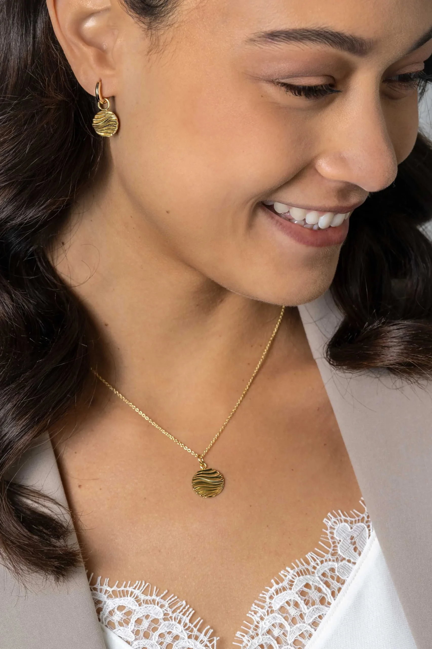 Zinzi 12mm gold plated zilveren oorbedels rond met sierlijke golven als bewerking ZICH2450 (zonder oorringen)