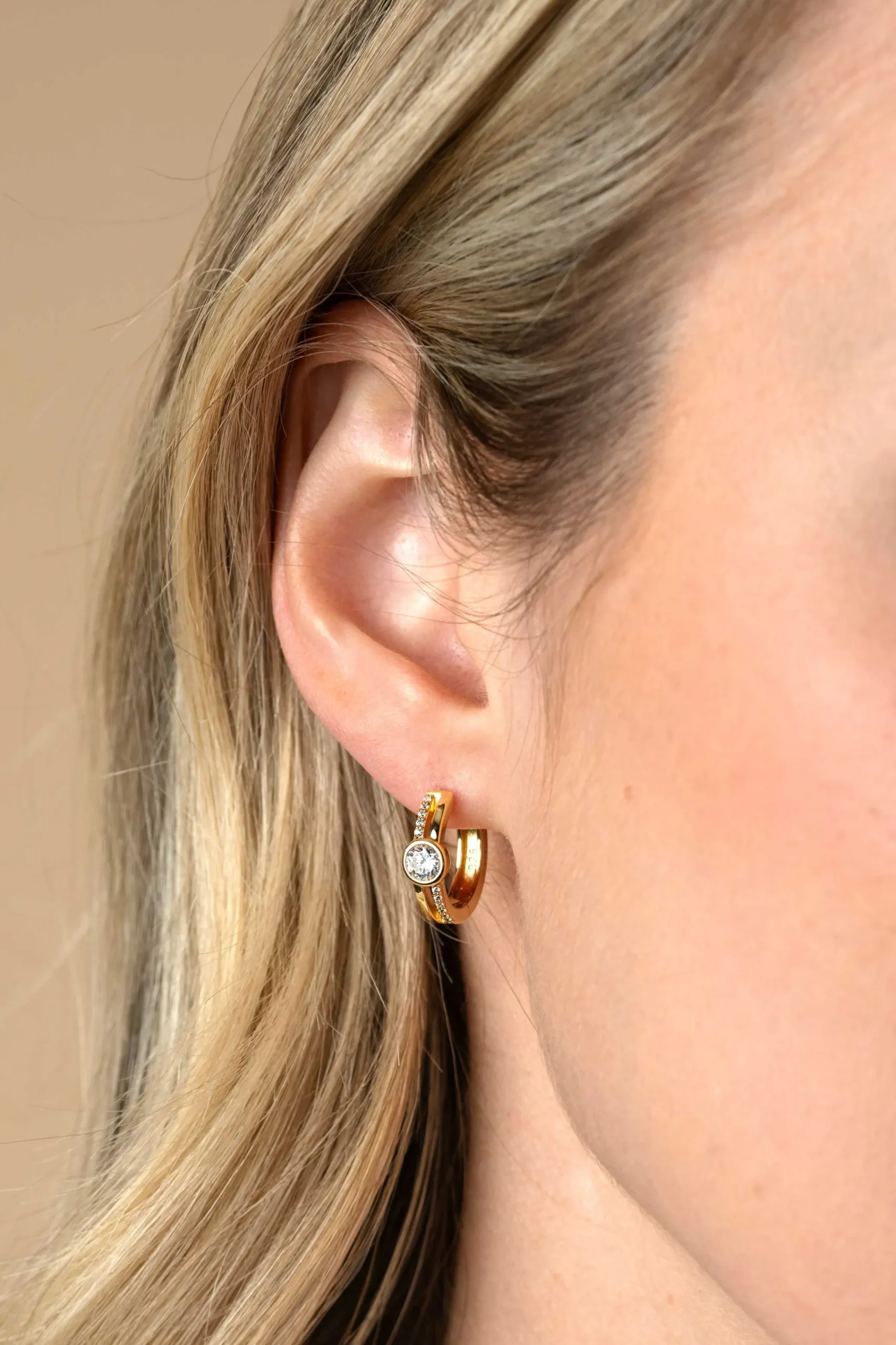 Zinzi 15,5mm gold plated zilveren oorringen met ronde kastzetting en multilook uitstraling, bezet met witte zirconia's en luxe klapsluiting ZIO2625