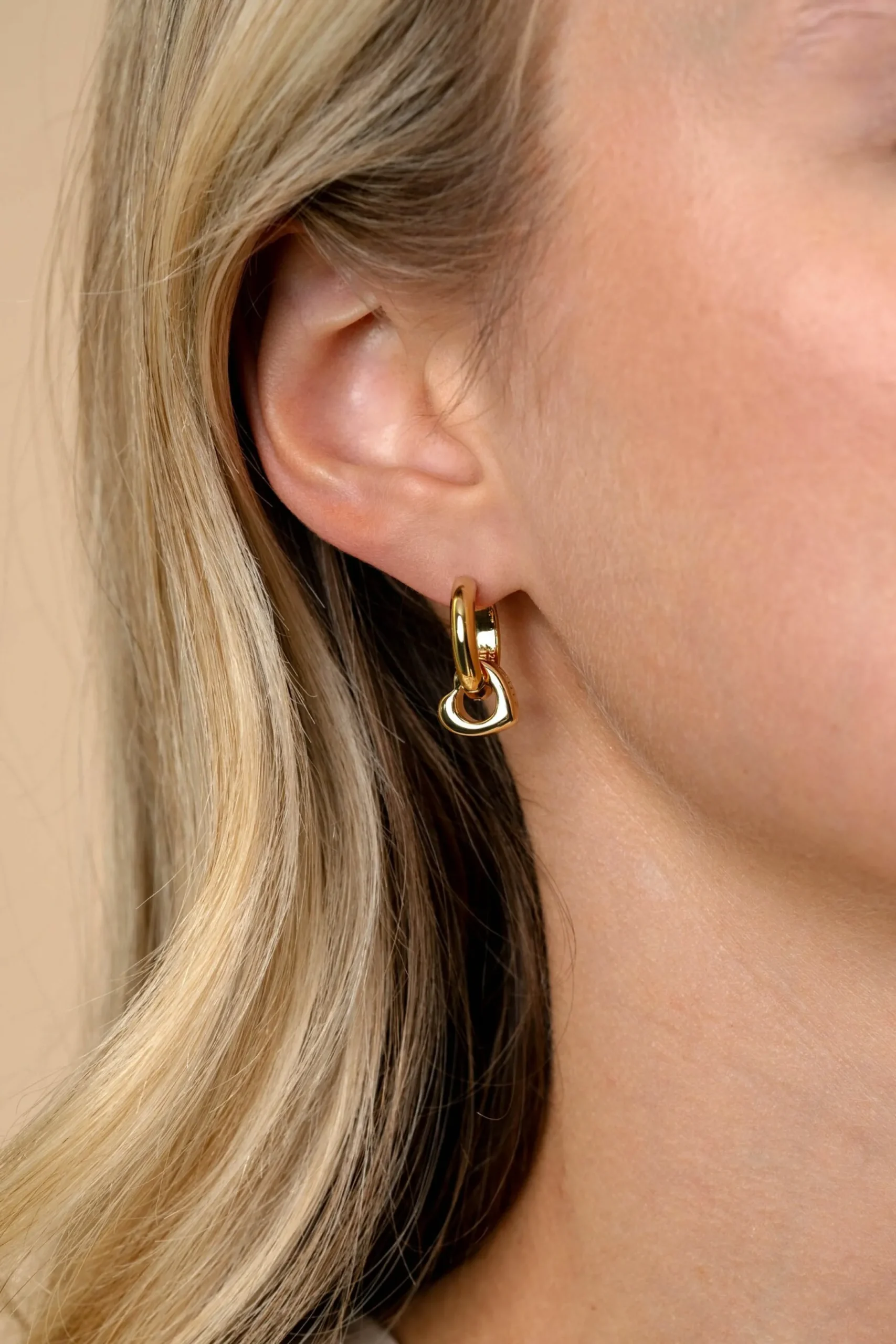 Hot Zinzi 10mm gold plated zilveren oorbedels in hartvorm ZICH2695G (zonder oorringen)
