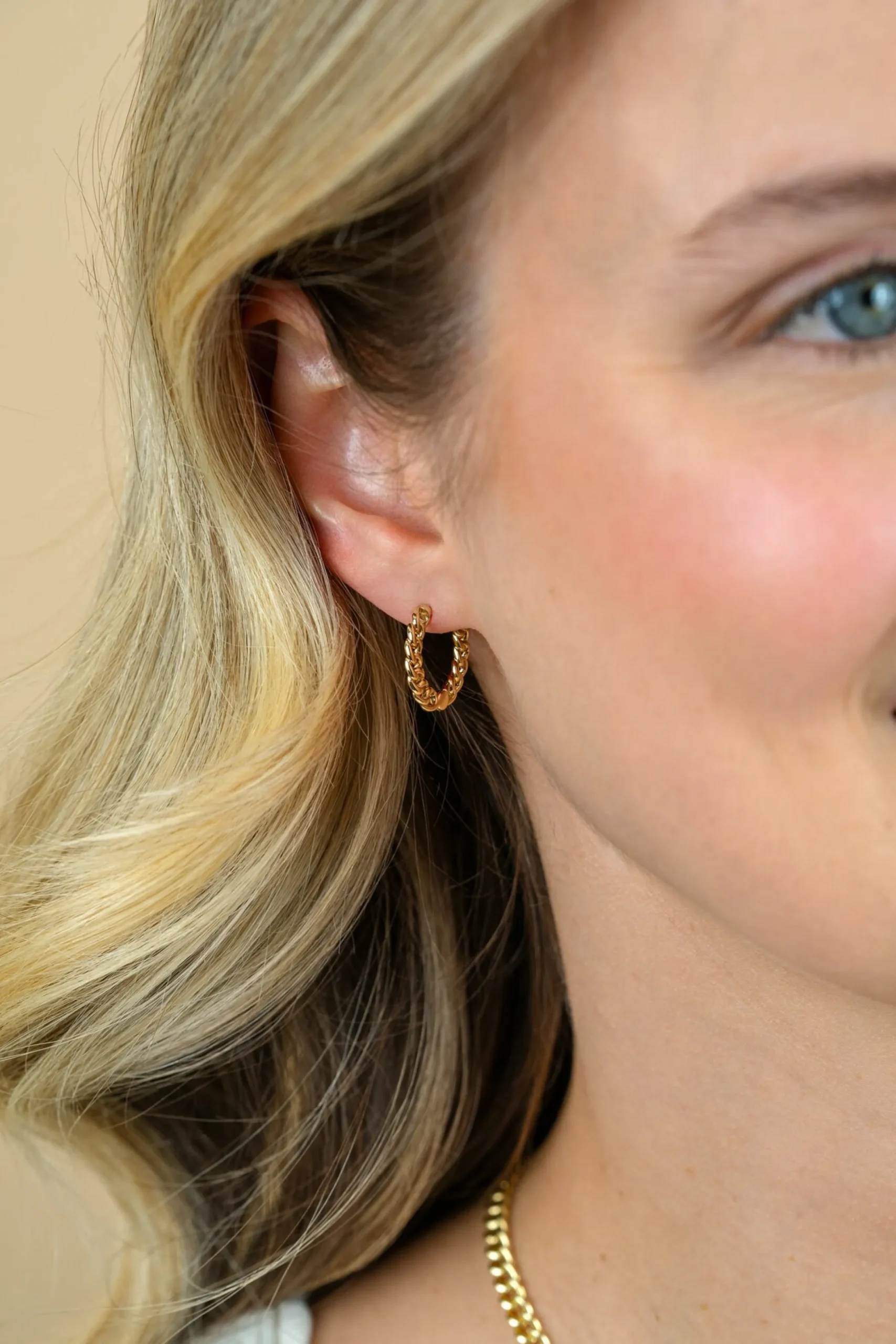 Online Zinzi 17mm gold plated zilveren oorringen, vanaf zijkant gourmet schakel zichtbaar, 2mm breed, met luxe klapsluiting ZIO1414G