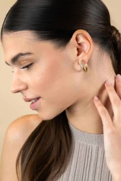 Online Zinzi 24mm gold plated zilveren oorringen met witte zirconia's en luxe klapsluiting, buisdikte 3mm ZIO192Y