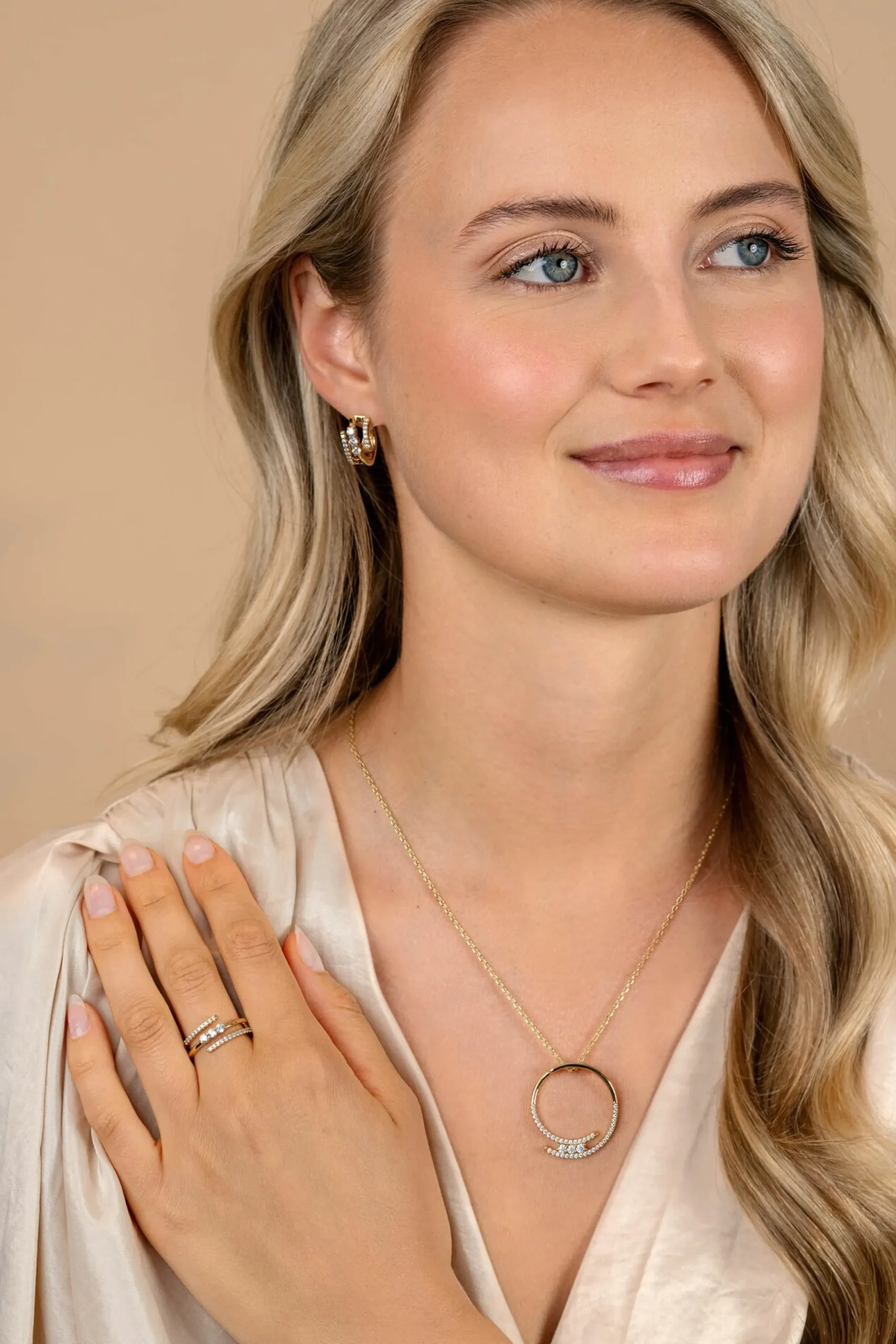 Online Zinzi 16mm gold plated zilveren multi-look oorringen met 3 rijen, bezet met witte zirconia's 9mm breed met luxe klapsluiting ZIO2645Y