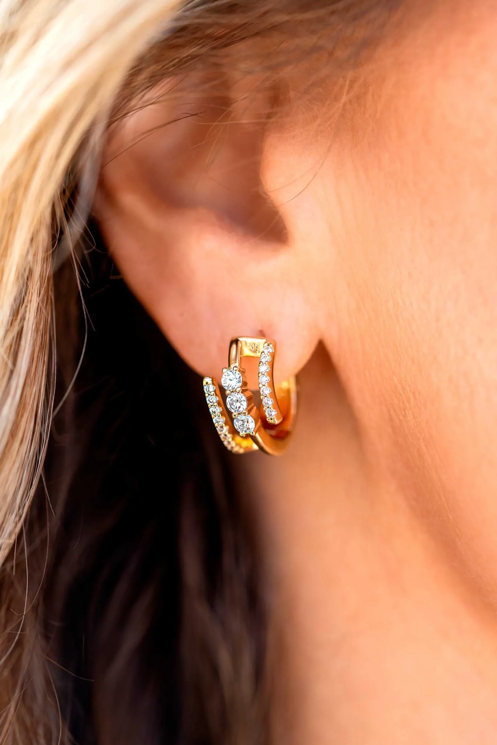 Online Zinzi 16mm gold plated zilveren multi-look oorringen met 3 rijen, bezet met witte zirconia's 9mm breed met luxe klapsluiting ZIO2645Y