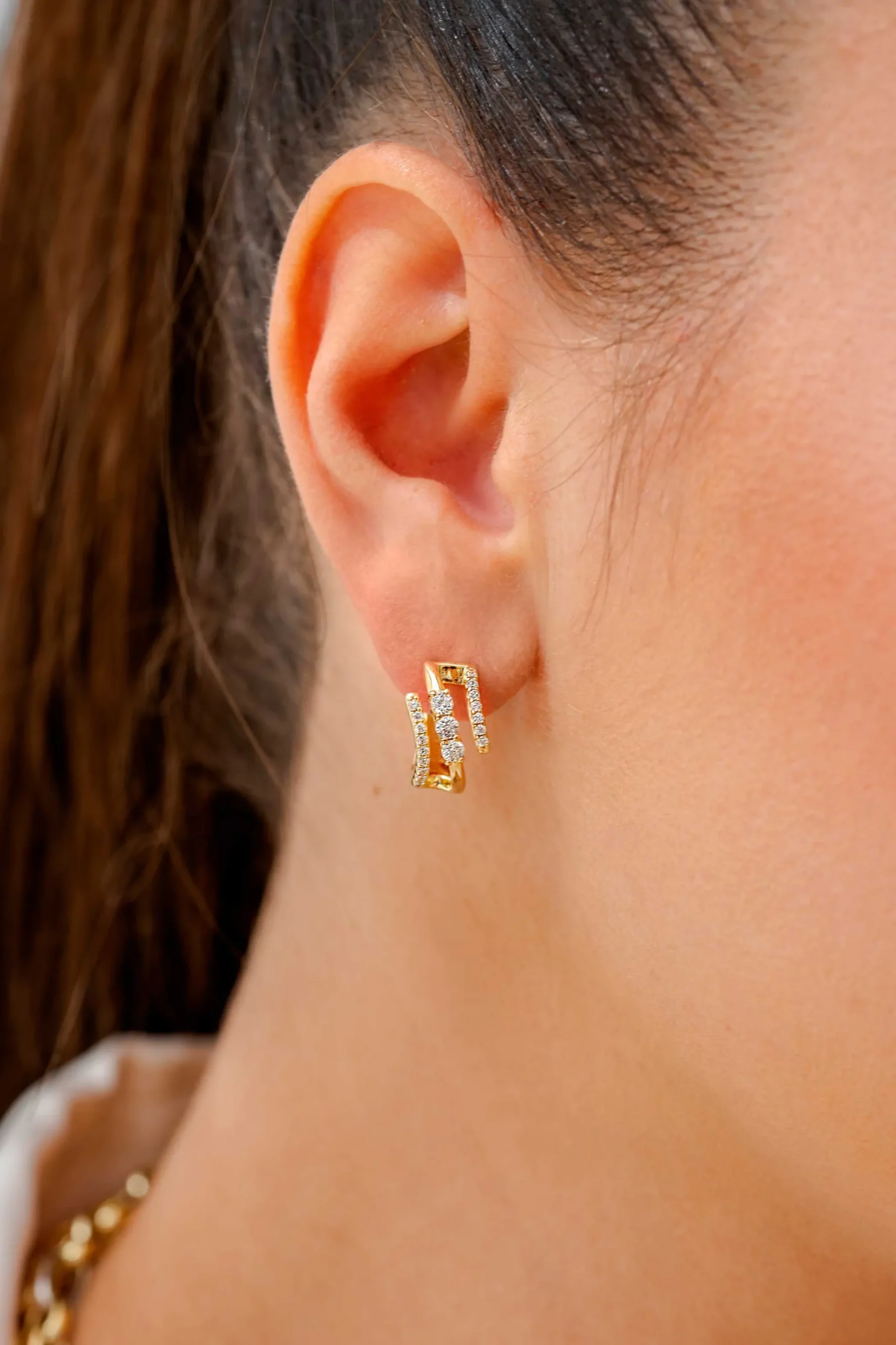 Online Zinzi 16mm gold plated zilveren multi-look oorringen met 3 rijen, bezet met witte zirconia's 9mm breed met luxe klapsluiting ZIO2645Y