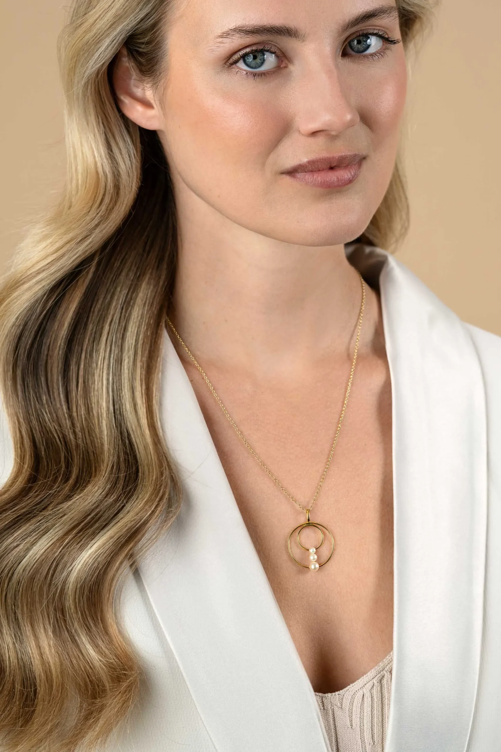 Sale Zinzi 34mm gold plated zilveren ronde fantasie hanger bezet met drie ronde witte zoetwaterparels ZIH2616 (zonder collier)