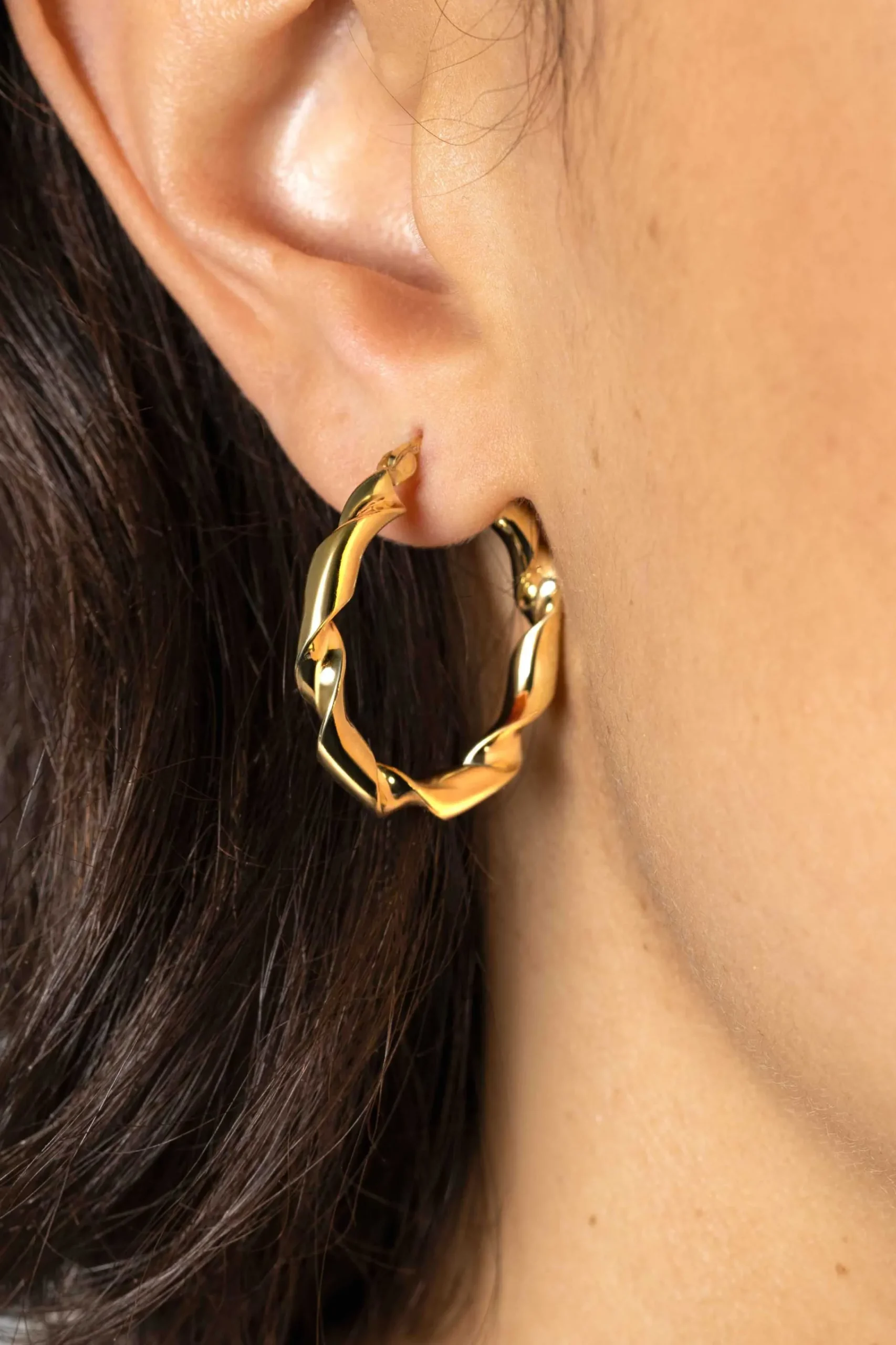Discount Zinzi 28mm gold plated zilveren oorringen met trendy gedraaide buis 28x3mm ZIO2406G