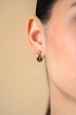 New Zinzi 15mm gold plated zilveren oorringen met gladde ronde buis van 4mm breed en luxe klapsluiting ZIO2565G