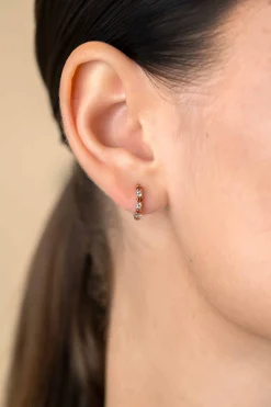 Outlet Zinzi 12mm gold plated zilveren oorringen bezet met ronde witte zirconia's en rood granaat kleurstenen 2mm buisdikte met luxe klapsluiting ZIO2558