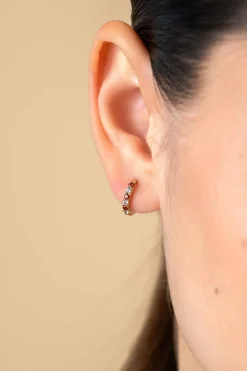Outlet Zinzi 12mm gold plated zilveren oorringen bezet met ronde witte zirconia's en rood granaat kleurstenen 2mm buisdikte met luxe klapsluiting ZIO2558
