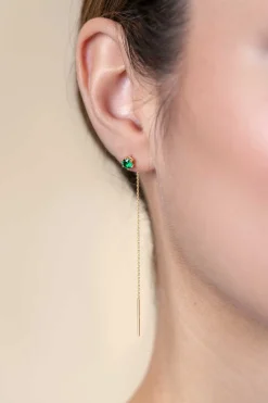 Outlet Zinzi 80mm gold plated zilveren doortrek oorbellen met chatonzetting 5mm groene kleursteen en sierlijk kettinkje ZIO2576GG