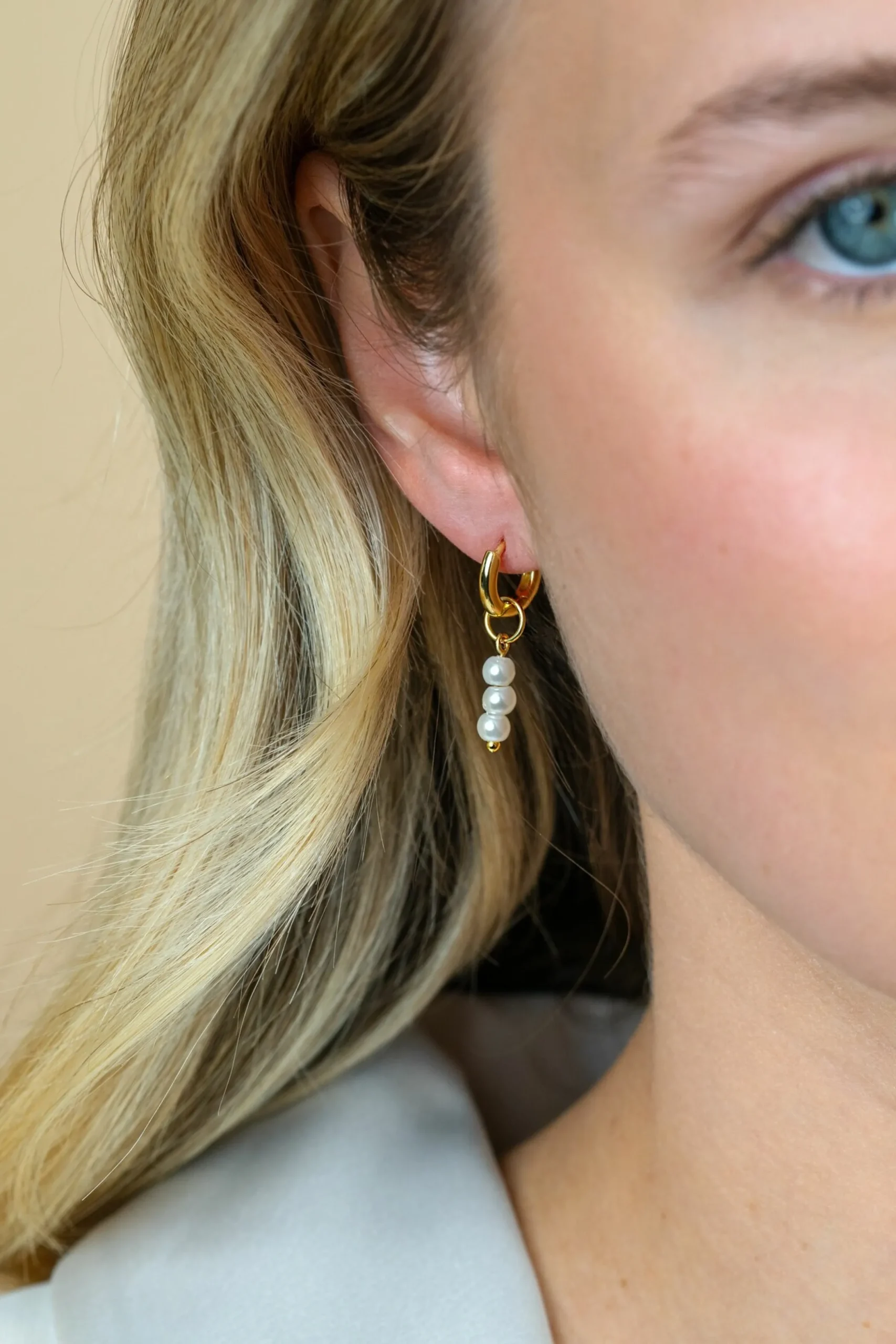 Clearance Zinzi 12mm gold plated zilveren oorbedels met 3 witte pareltjes ZICH2734Y (zonder oorringen)