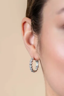 Best Zinzi 21mm zilveren halve oorringen 4mm buisdikte, bezet met 12 witte zirconia's en met vlindersluiting ZIO2573