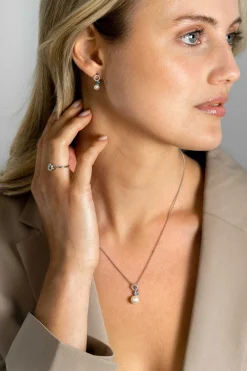 Clearance Zinzi 20mm zilveren hanger met witte parel, ronde lichtblauwe kleursteen en open rondje bezet met witte zirconia's ZIH2442 (zonder collier)