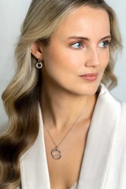 Best Zinzi 26mm zilveren hanger, waarbij twee grote ronde ringen met elkaar verweven zijn. Bezet met witte zirconia's ZIH2431 (zonder collier)