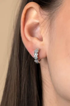 Zinzi 15mm zilveren luxe oorringen met zeshoeksvormen bezet met witte zirconia's en klapsluiting ZIO2543