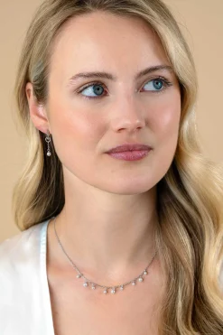 Outlet Zinzi 18mm zilveren oorbedels met schakelkettinkje en ronde witte glasparel 4mm ZICH2623 (zonder oorringen)
