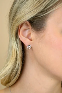 Discount Zinzi 10mm zilveren oorknoppen 2 open hartjes met elkaar verbonden, waarvan 1 hartje bezet met witte zirconia's ZIO2493